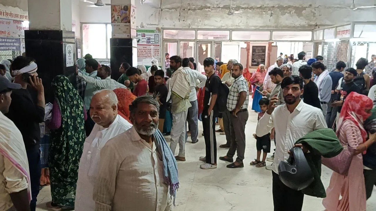 होली के बाद अलवर जिला अस्पताल में मरीजों की भीड़, लगी लंबी कतार