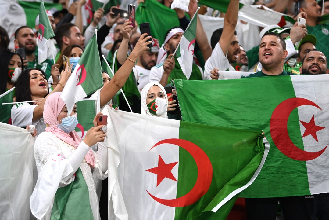 Scene da guerriglia nel derby tra il CR Belouizdad e il MC Alger: tifosi lanciano fuochi d'artificio in campo