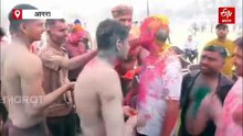 यूपी में पुलिस वालों की कपड़ा फाड़ होली; आगरा, मेरठ और लखनऊ में नागिन डांस का जलवा, देखिए VIDEO