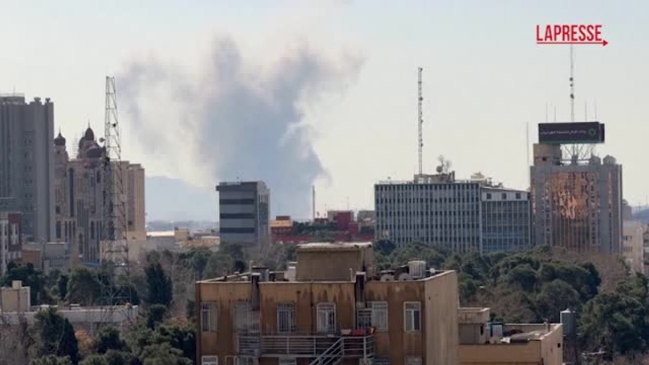 Missili e raid su Teheran, fumo sulla capitale iraniana