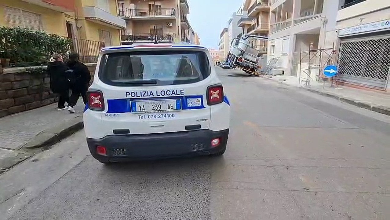 Paura a Sassari, grosso mezzo per il calcestruzzo rischia di ribaltarsi in un cantiere
