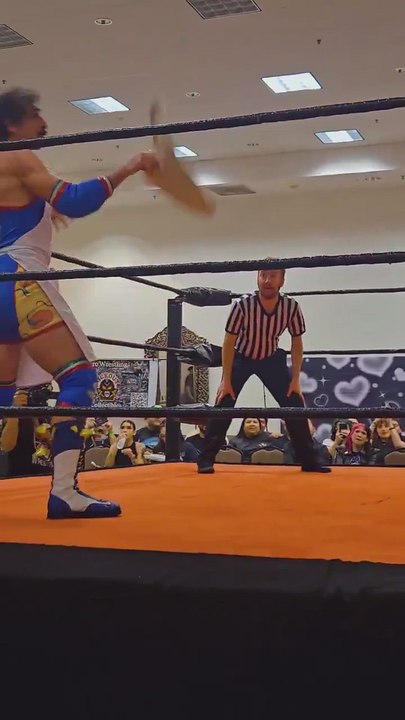 El luchador pizzero: gana sus combates lanzando una masa a sus rivales
