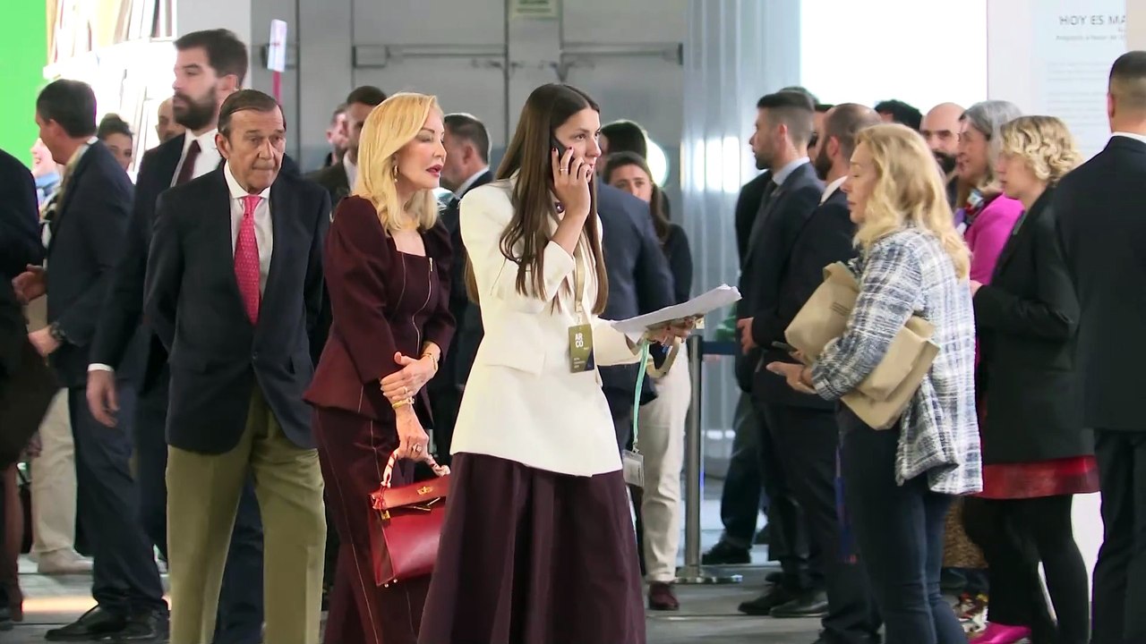 Carmen Lomana vive un momento 'trágame tierra' al intentar saludar a los Reyes en ARCO - Vídeo Dailymotion