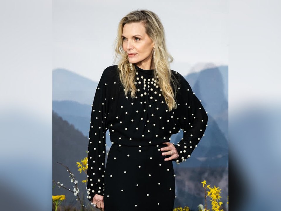 Michelle Pfeiffer begeistert in edler Perlen-Robe