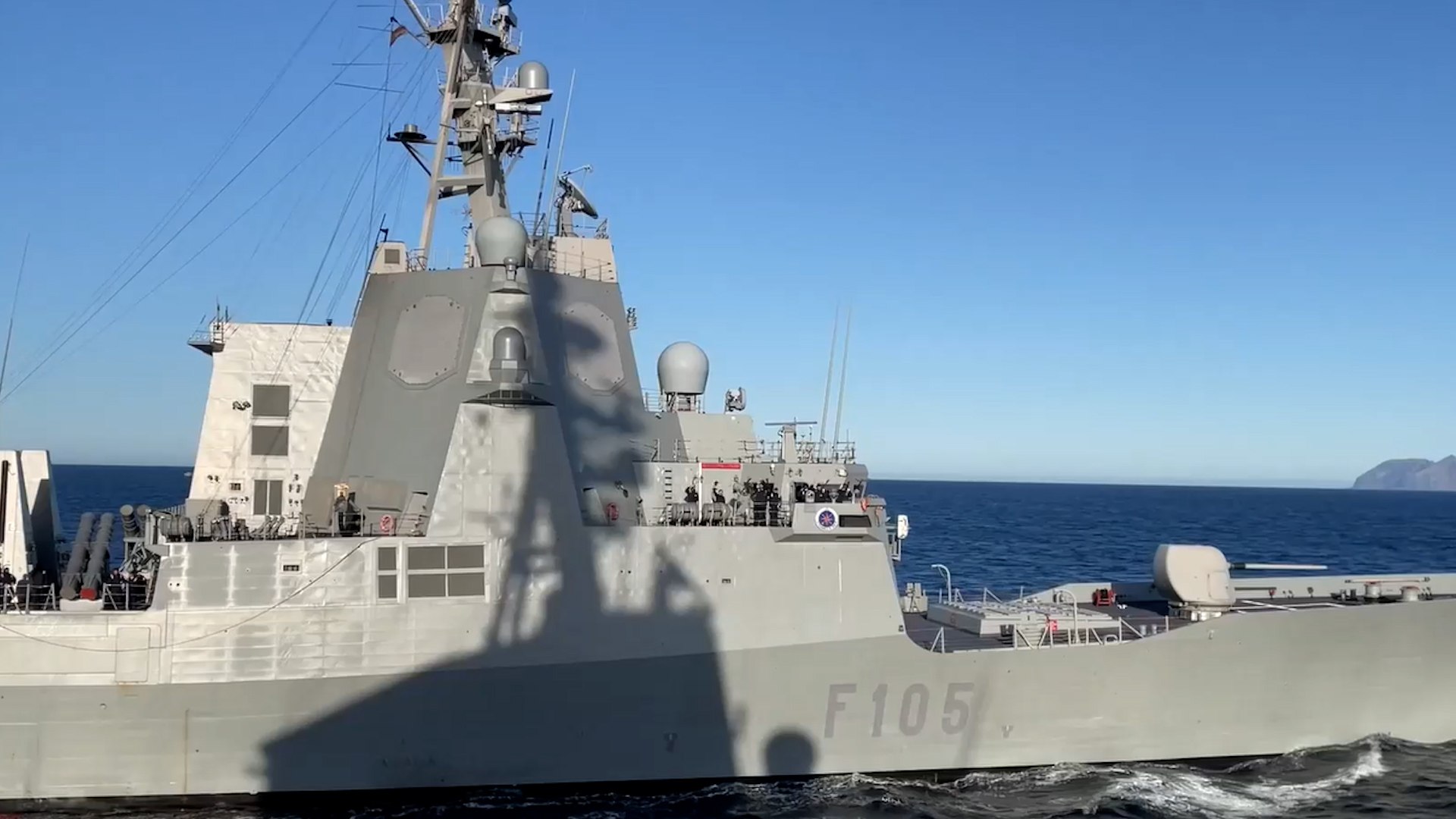 El Ministerio de Defensa ha anunciado una decisi�n estrat�gica clave para la seguridad nacional y europea en el marco del actual conflicto en Oriente Medio. La fragata Crist�bal Col�n, considerada por el Gobierno como la "fragata tecnol�gicamente m�s avanzada", ha puesto rumbo a las costas de Chipre para integrarse en una misi�n internacional de protecci�n a�rea y apoyo log�stico. Este movimiento busca blindar la frontera oriental de la Uni�n Europea frente a la escalada de tensiones derivada de los recientes ataques de Ir�n.
La embarcaci�n espa�ola no operar� en solitario. Su despliegue se realiza de forma coordinada con el grupo naval liderado por el portaeronaves franc�s Charles de Gaulle, al que tambi�n se unir�n diversos buques de la Armada griega. Seg�n el cronograma previsto por Defensa, el grupo naval tiene como objetivo alcanzar las costas de Creta hacia el 10 de marzo.
Dentro de sus funciones principales, la fragata ofrecer� protecci�n y defensa a�rea, sirviendo como un complemento vital para las capacidades de la bater�a 'Patriot' que Espa�a ya tiene operativa en Turqu�a con un destacamento de 150 militares. Adem�s, el buque est� preparado para "prestar apoyo a cualquier evacuaci�n de personal civil que pudiera resultar afectado por el conflicto". Para garantizar la operatividad durante el tr�nsito, el buque de aprovisionamiento 'Cantabria' suministrar� combustible en el Golfo de C�diz.
A diferencia de otras decisiones en materia exterior, el env�o de la Crist�bal Col�n ha logrado un consenso total dentro del Ejecutivo. La ministra de Defensa, Margarita Robles, ha querido trazar una l�nea roja clara sobre la naturaleza de la intervenci�n: "Una cosa son misiones de ataque y otra de defensa". Con esta premisa, Robles ha reafirmado que Espa�a act�a como un "aliado firmemente comprometido" con la ONU, la OTAN y la Uni�n Europea.
Incluso los sectores m�s cr�ticos con el militarismo, como Izquierda Unida y Sumar, han dado su visto bueno a la operaci�n. La vicepresidenta segunda, Yolanda D�az, ha calificado el despliegue como "una actuaci�n estrictamente defensiva y en el marco de la UE", evitando as� cualquier roce interno entre los socios de Gobierno.
Con este despliegue, el Gobierno subraya que Espa�a "muestra su compromiso con la defensa de la Uni�n Europea y su frontera oriental" en un momento de m�xima inestabilidad internacional. Robles ha incidido en que, ante cualquier necesidad de proteger a los socios comunitarios, el Gobierno espa�ol siempre "lo tendr� en cuenta y lo valorar�" bajo los principios de la convivencia y la paz. La fragata, que ya realizaba labores de adiestramiento en el mar B�ltico desde el 3 de marzo, asume ahora un rol protagonista en la estabilidad del Mediterr�neo.