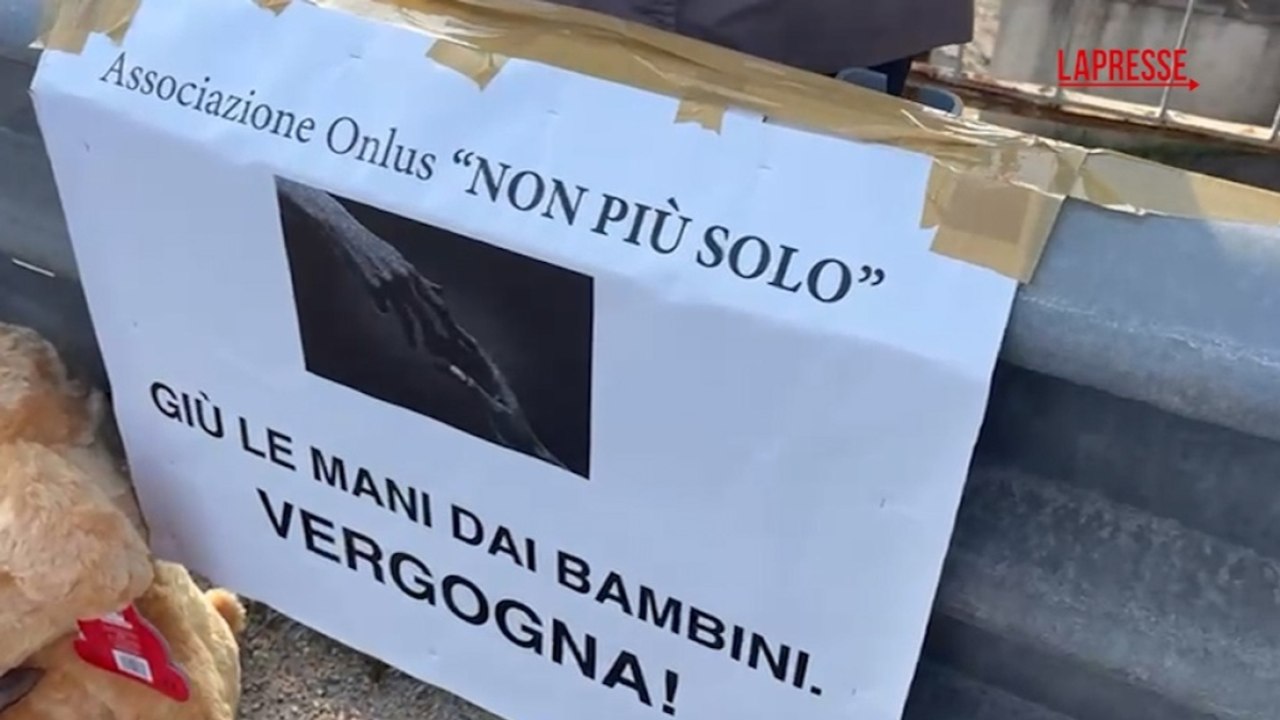 «Giù le mani dai bambini», il sit-in per la famiglia nel bosco: «Restituite i figli ai genitori»