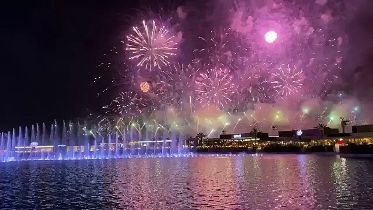 الرياض تحتفل بالعام الميلادي الجديد للمرة الأولى وسماؤها تضيء بالألعاب النارية