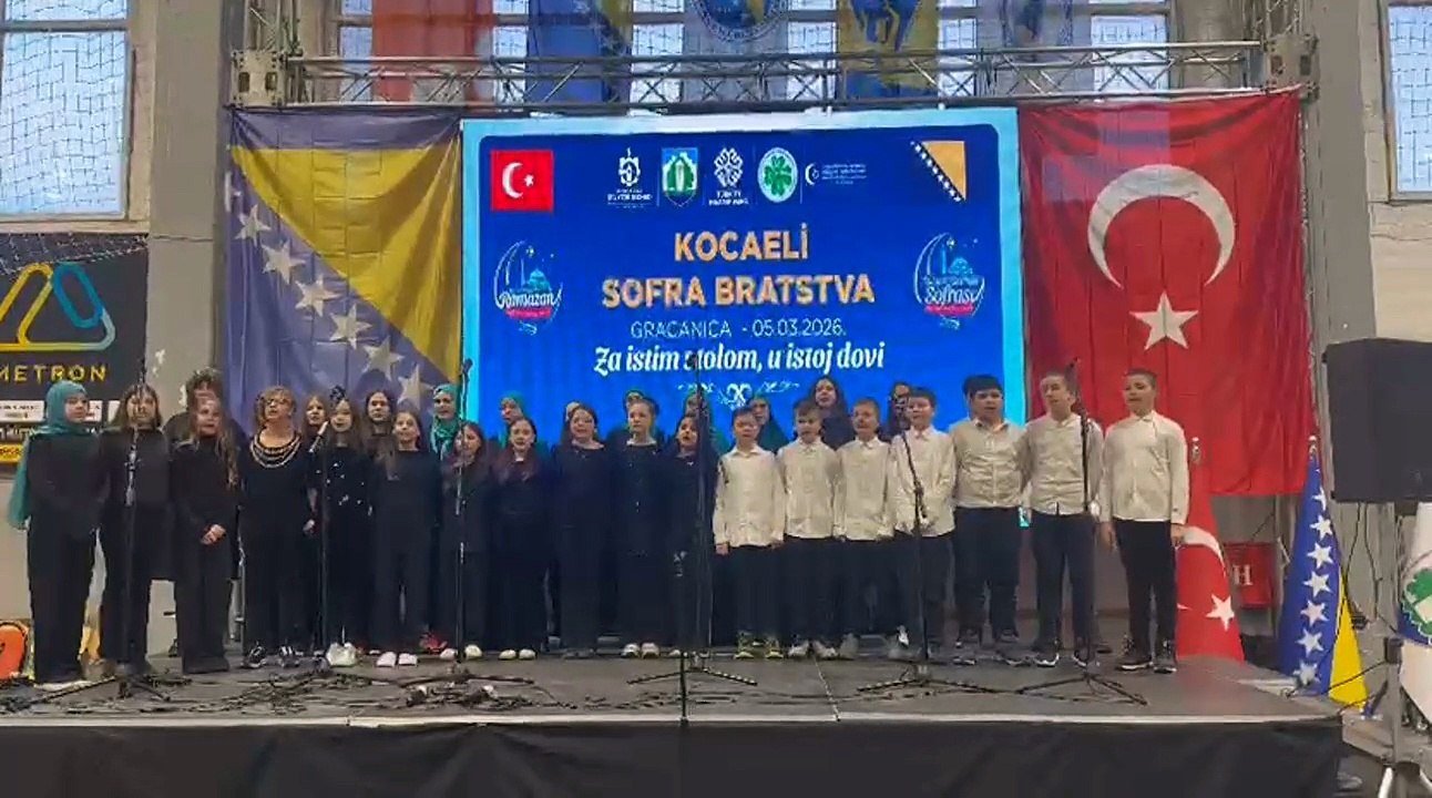 Kocaeli Büyükşehir Belediyesi tarafından Maarif Vakfının destekleriyle Bosna Hersek Graçanitza bölgesinde Kardeşlik Sofrası kapsamında düzenlenen iftar programında ilahiler söylendi.
