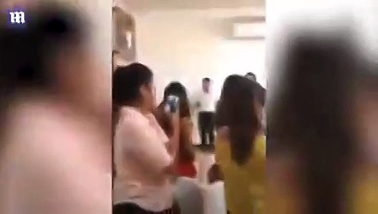 فيديو لسيدة تقتحم عرسًا وتطلب الزواج من العريس وتهاجم العروس