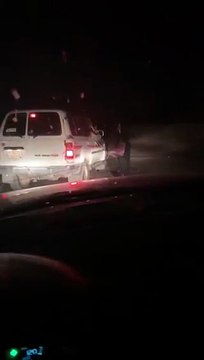 فيديو يوثّق سير فتاة ليلاً على طريق سريع بقرية سعودية