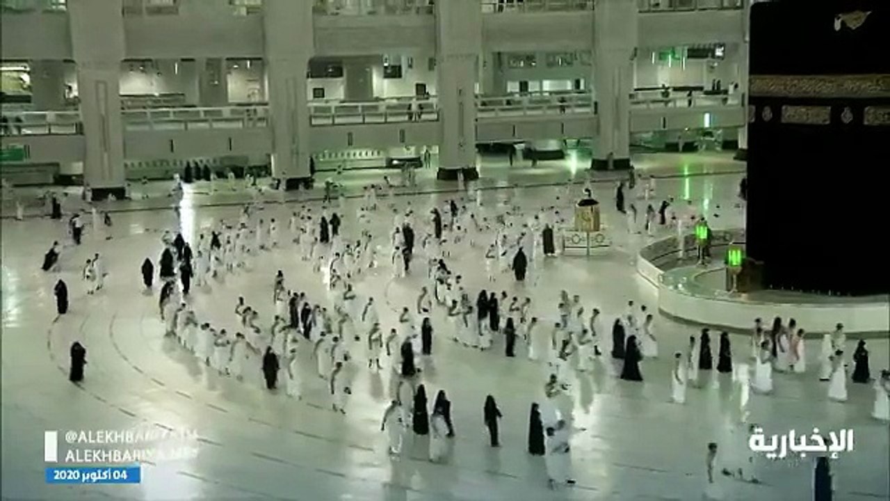 المسجد الحرام يفتح ابوابه امام أولى أفواج المعتمرين حول الكعبة