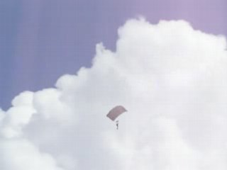 Démonstration de saut en parachute du 17°RGP