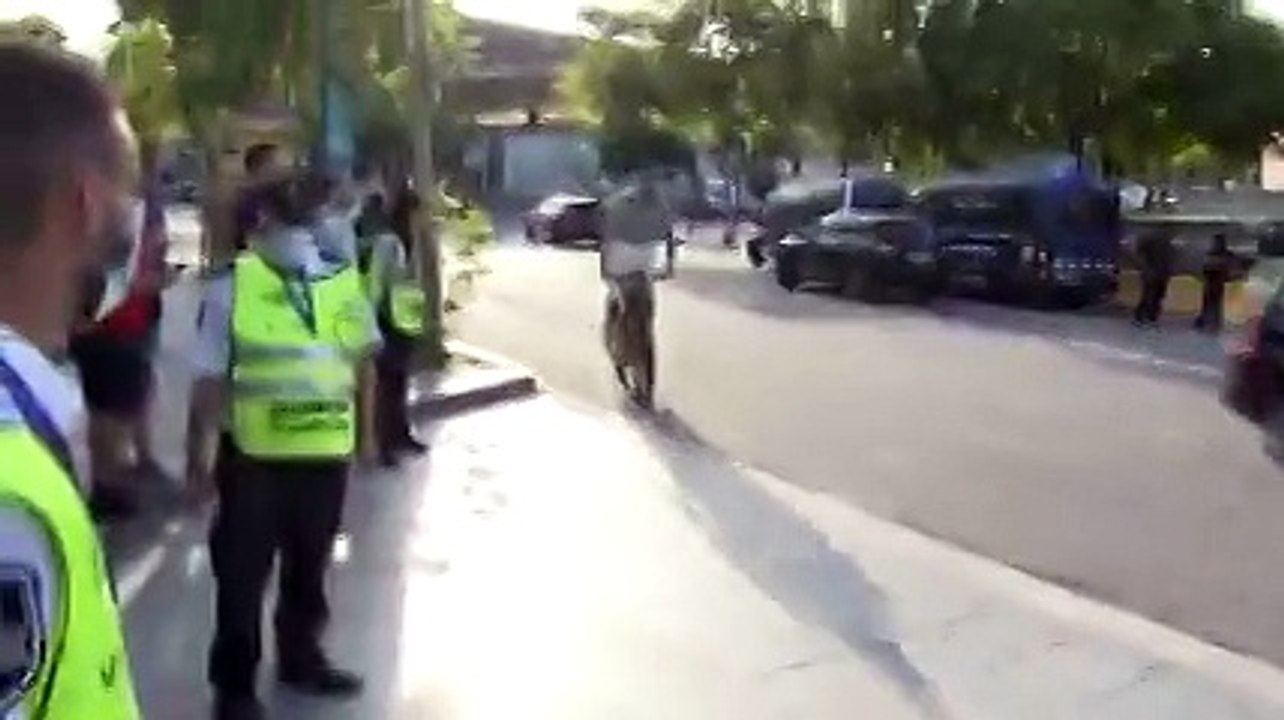 بيكيه يصل إلى الكامب نو على دراجة هوائية