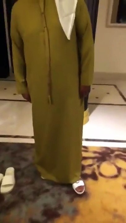 شاهد ستيف هارفي بالزي الإماراتي
