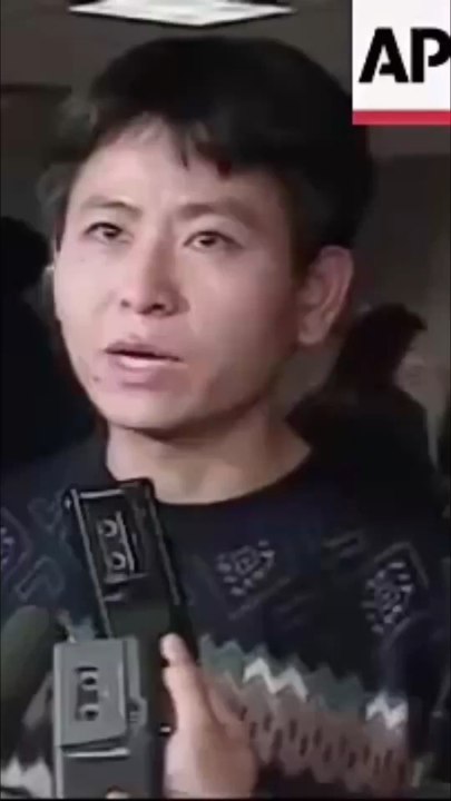 追忆鲍戈从上海到美国最初几年的样貌（1997-2000）在美國隱名埋姓低調生活的鮑戈，昔日是中國的英雄，曾名揚世界。鮑戈在中國一直非常高調，政治活動頻繁，新聞不斷，外界久聞大名。1997年鮑戈抵達美國，終於在大片聚光燈下現身。鮑戈是一位始終堅守政治原則、獨立人格、道德底線的民主活動家，從未向任何政治組織、情報機構申請過項目經費，從未參與任何一場爭名奪利、排斥異己的內鬥。
