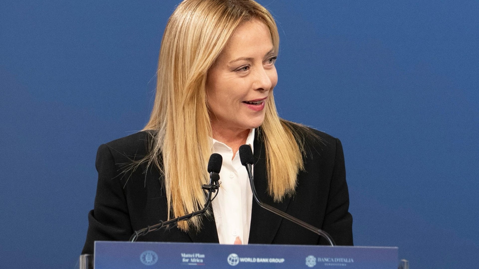 La escalada de tensi�n en Oriente Pr�ximo ha provocado un movimiento geopol�tico inesperado en Europa. La primera ministra italiana, Giorgia Meloni, ha marcado distancias con la administraci�n de Donald Trump, adoptando una postura cr�tica que la sit�a en la misma sinton�a que el presidente espa�ol, Pedro S�nchez, respecto al uso de las bases militares para acciones b�licas contra Ir�n.
El Gobierno italiano ha despejado este jueves las dudas sobre su implicaci�n en el conflicto. El ministro de Defensa, Guido Crosetto, ante el Parlamento transalpino, ha sido inusualmente duro al afirmar que el ataque de Estados Unidos a Ir�n se ha ejecutado "violando el Derecho internacional". En una declaraci�n que estrecha lazos con Madrid, Crosetto confirm� que "el uso de las bases militares italianas ser� el mismo que el de las espa�olas y de S�nchez".
Esta decisi�n implica que cualquier movimiento que exceda los actuales "acuerdos bilaterales" requerir� la validaci�n del poder legislativo. Meloni ha insistido en que, aunque existen bases de EE. UU. en su territorio, estas cuentan con "autorizaciones t�cnicas para operaciones no cin�ticas ni de bombardeo". Por ello, ha advertido que si llegaran peticiones para fines distintos, "la responsabilidad recaer�a en el Gobierno y tenemos que decidirlo con el Parlamento".
En una entrevista radiof�nica, Meloni ha mostrado su inquietud por la deriva global, se�alando que "El mundo est� cada vez m�s sumido en el caos". La mandataria se ha mostrado "preocupada" por "la crisis cada vez m�s evidente del derecho internacional y de las organizaciones internacionales".
Respecto al papel de Teher�n, la primera ministra no ocult� su sorpresa "por la reacci�n indisciplinada de Ir�n, que consiste b�sicamente en bombardear a todos los pa�ses vecinos, incluidos aquellos que apoyaron un acuerdo sobre el programa nuclear iran�, lo que supone un riesgo de escalada con consecuencias impredecibles". Ante este escenario, su mensaje ha sido tajante: "Italia no est� en guerra y no quiere entrar en ella", una frase que repiti� para subrayar la neutralidad de su pa�s al afirmar que "No estamos en guerra ni queremos entrar en ella".
Pese a rechazar las acciones de ataque, Italia no permanecer� pasiva en la regi�n. Siguiendo los pasos de aliados como Francia o Alemania, enviar� equipos de "defensa a�rea" a los pa�ses del Golfo. Seg�n Meloni, esta ayuda es estrat�gica: "No solo porque son naciones amigas, sino porque hay decenas de miles de italianos en esa zona y aproximadamente dos mil soldados que debemos proteger. Y el Golfo es vital para el abastecimiento".
Finalmente, el Ejecutivo italiano ha puesto el foco en el bolsillo de los ciudadanos. Una de sus mayores prioridades "son las consecuencias econ�micas para Italia". Para ello, han creado un grupo de vigilancia para evitar que "la especulaci�n provoque un aumento explosivo de los precios de la energ�a y los alimentos". En materia de seguridad interna, la vigilancia contra el yihadismo se mantiene al m�ximo nivel: "Nunca debemos bajar la guardia. Estamos plenamente movilizados. En este aspecto tampoco nos distraemos; nuestra vigilancia es extremadamente alta".