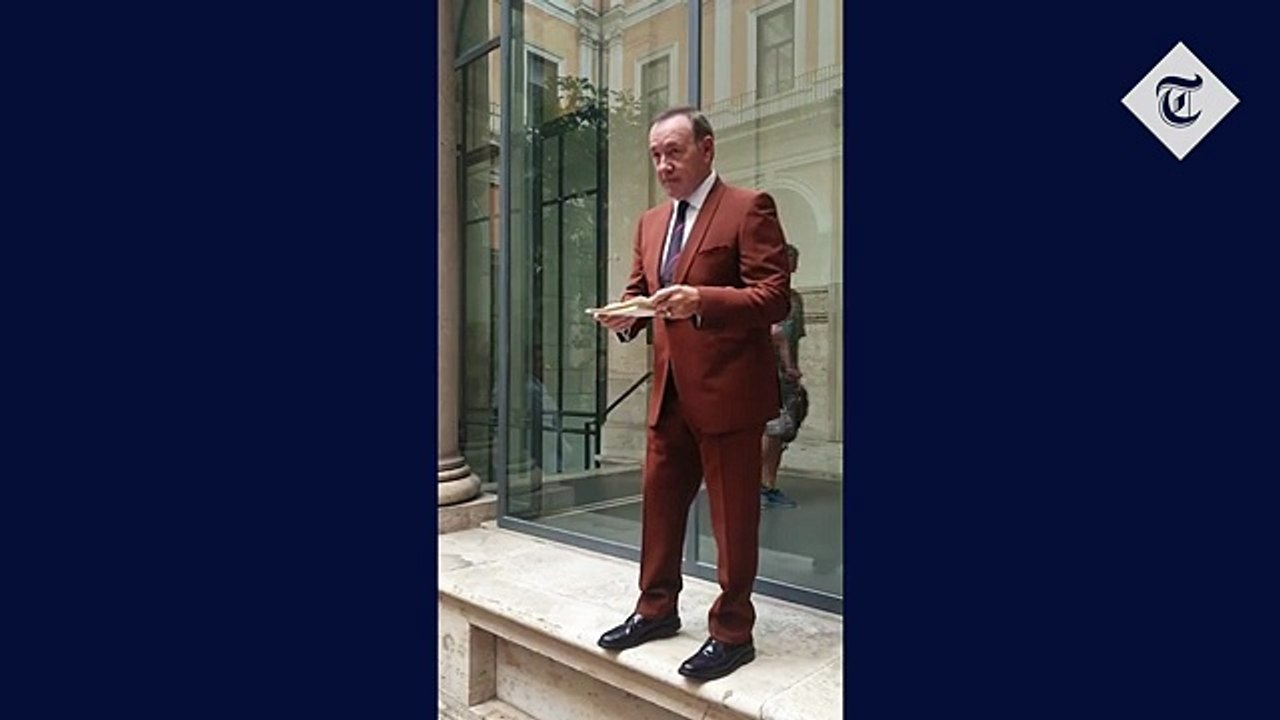 بالفيديو..كيفن سبايسي يظهر أمام الجمهور لأول مرة منذ أزمة التحرش