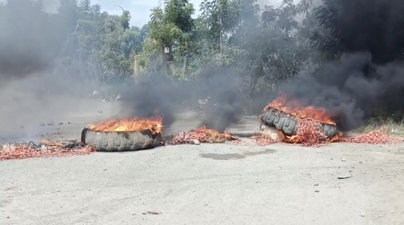 Protestan con quema de neumáticos en Navarrete por falta de agua tras inauguración de acueducto