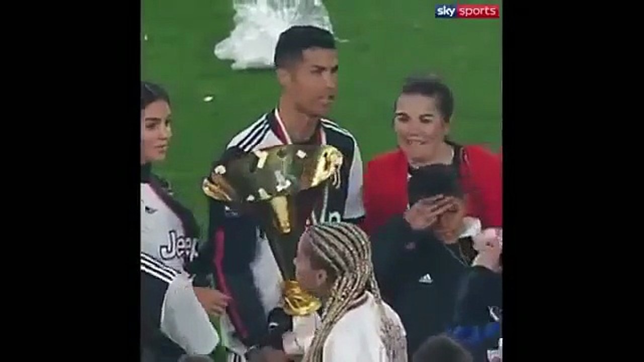شاهد كيف ضرب رونالدو ابنه بالكأس الذهبية