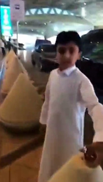 فيديو مؤثر لطفل يودع والده بالمطار
