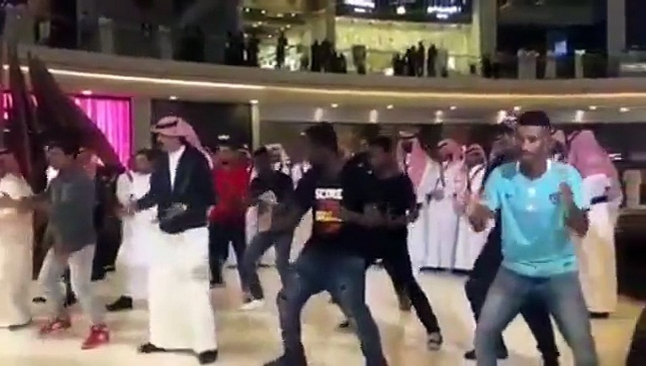 شاهد كيف اشعل سعوديون أجواء مركز تجاري بالرياض