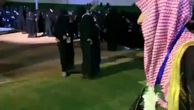 اضغط لمشاهدة الفيديو: طالب يقبّل قدم والدته أثناء حفل تخرجه بجامعة القصيم
