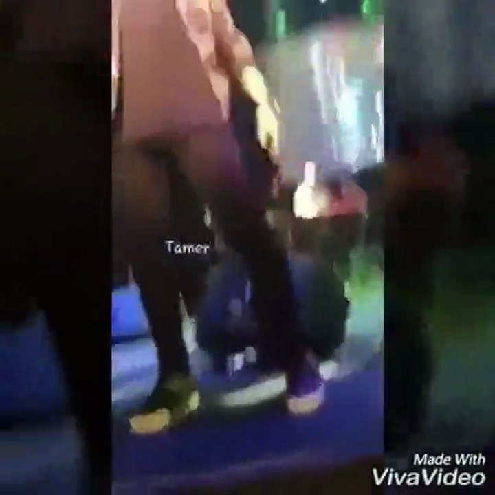 بالفيديو: تامر حسني يقبل يد إحدى معجباته