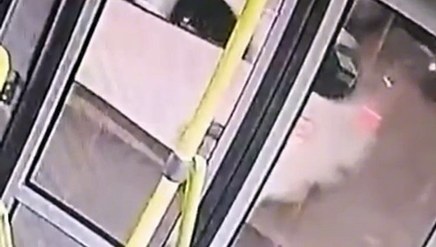 Polícia divulga foto de suspeito que roubou carro, bateu e fugiu em ônibus