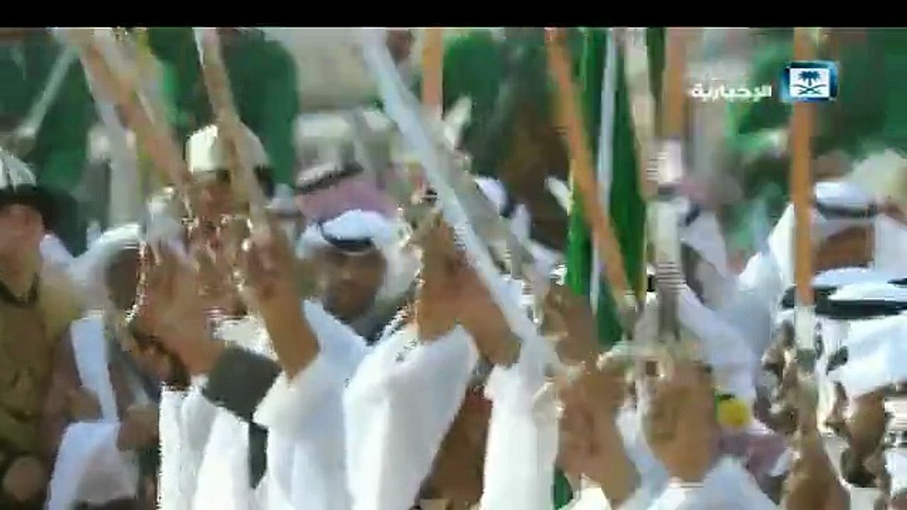 اضغط لمشاهدة الفيديو: الملك سلمان يشارك في أداء العرضة خلال رعايته حفل مهرجان الملك عبدالعزيز للإبل