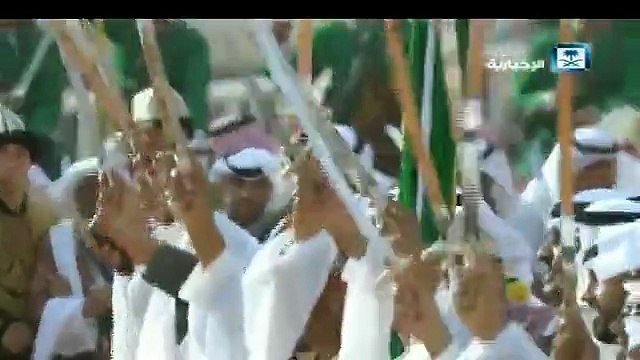 اضغط لمشاهدة الفيديو: الملك سلمان يشارك في أداء العرضة خلال رعايته حفل مهرجان الملك عبدالعزيز للإبل