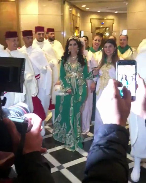 اضغط لمشاهدة الفيديو: دنيا بطمة تتصرف في عرسٍ م...