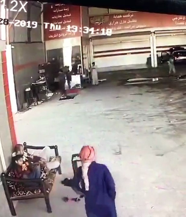اضغط لمشاهدة الفيديو: ماذا حدث لشاب انشغل بلعبة على الجوال؟