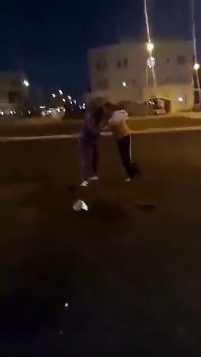 اضغط لمشاهدة الفيديو: مشاجرة بين شاب وخادمة إثيوبية بشارع عام في الكويت