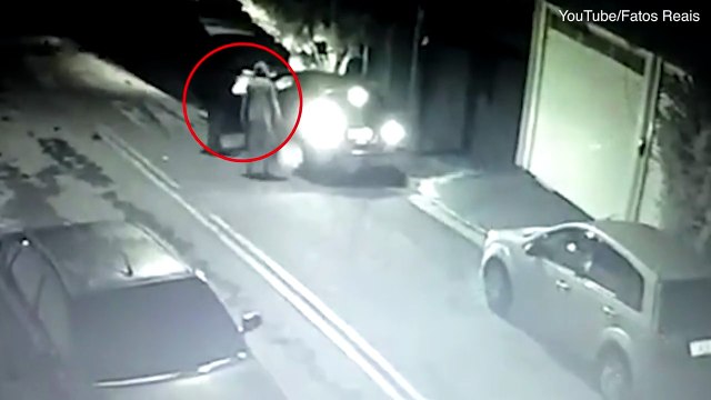 اضغط لمشاهدة الفيديو: لص يصاب بنوبة قلبية أثناء سرقة سيارة!