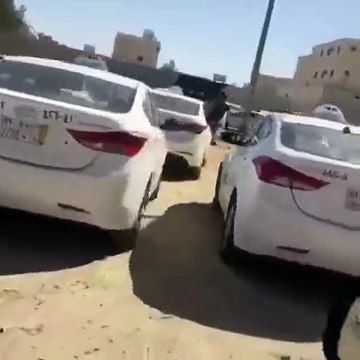سائقو سيارات الأجرة في السعودية يتوقفون عن العمل... شاهد الفيديو لمعرفة السبب