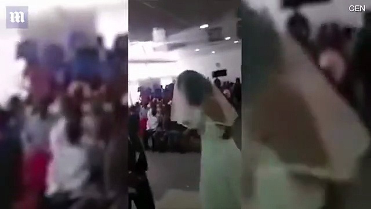 اضغط لمشاهدة الفيديو: امرأة بفستان الزفاف تقتحم...
