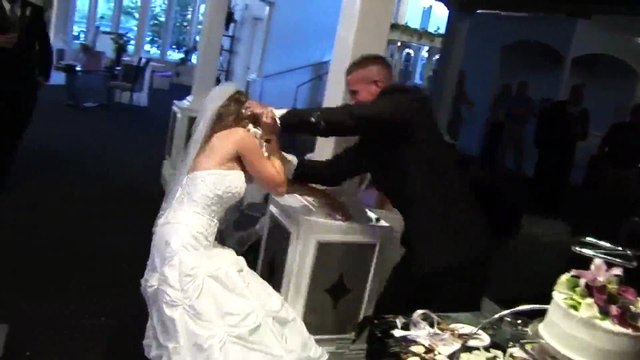 اضغط لمشاهدة الفيديو: عريس يضرب عروسه بكعكة الزفاف بدلًا من تناولها!