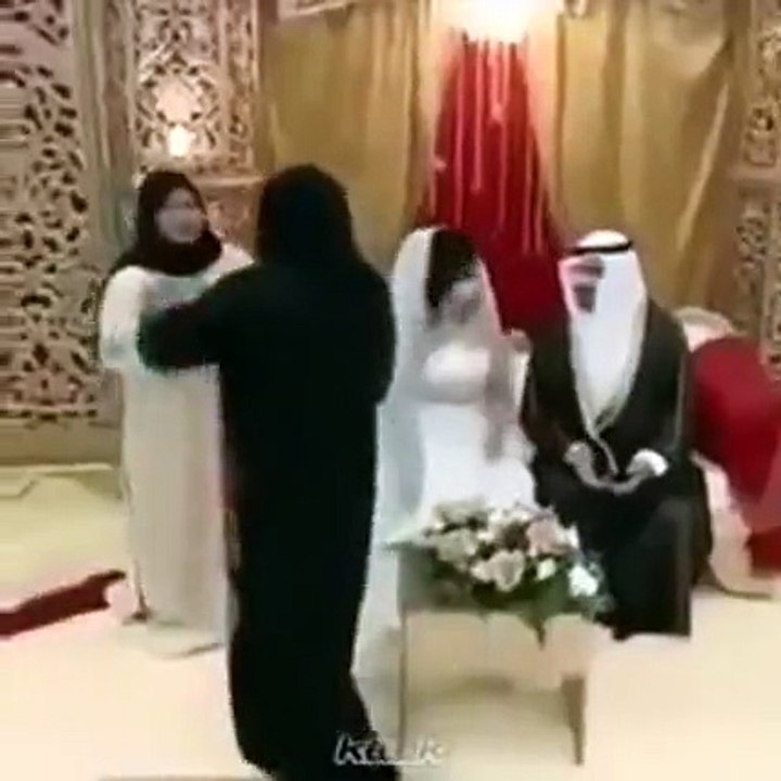 اضغط لمشاهدة الفيديو: شجار والدتي العروسين يفسد حفل زفاف كويتي!