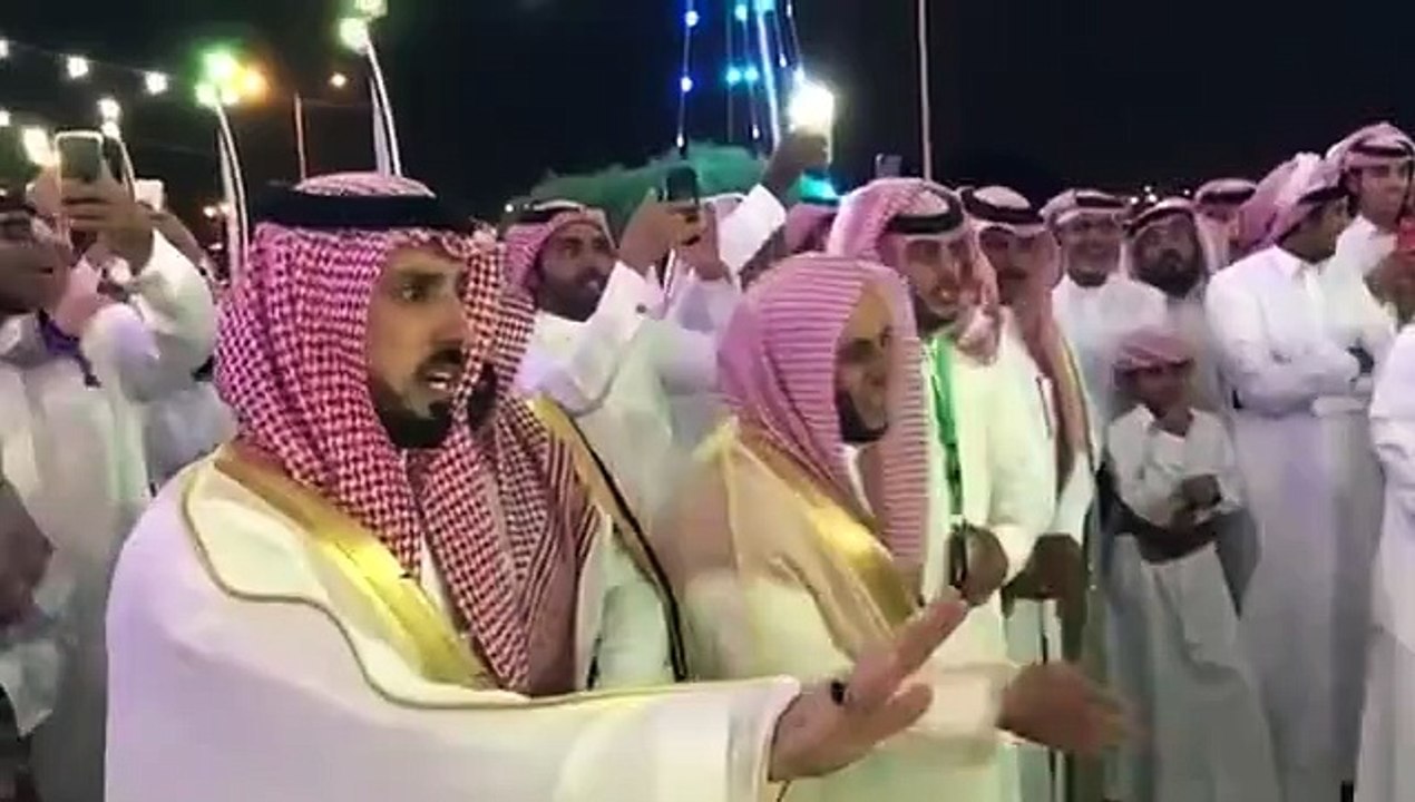 اضغط لمشاهدة الفيديو: معلمون مصريون في السعودية يحتفلون بزفاف صديقهم على الطريقة السعودية