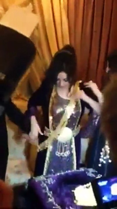 اضغط لمشاهدة الفيديو: عريس سعودي يهدي عروسه ذهبًا يعادل وزنها!