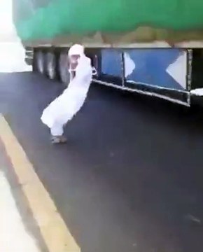 بالفيديو: شاب متهور يخاطر بحياته بالقفز أمام شاحنة نقل ثقيل على طريق سريع!