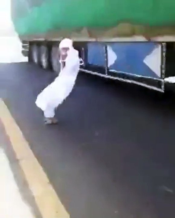بالفيديو: شاب متهور يخاطر بحياته بالقفز أمام شاحنة نقل ثقيل على طريق سريع!