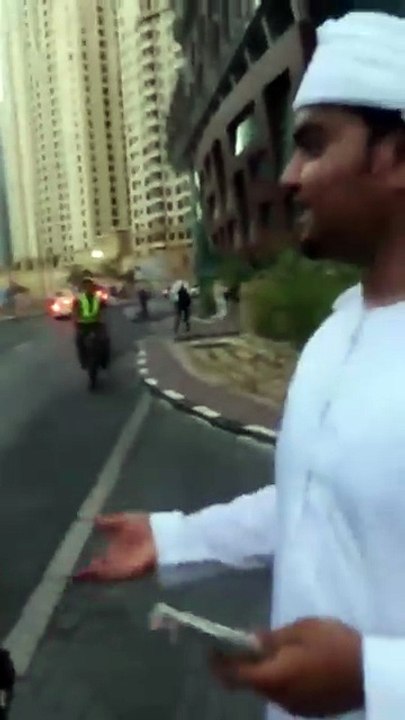 اضغط لمشاهدة الفيديو: توزيع أوراق نقدية على المارة في دبي والشرطة تحقق!