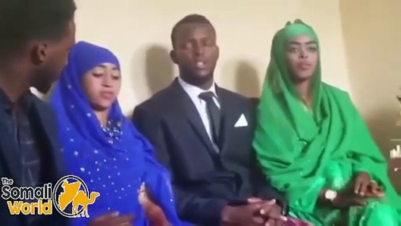 شاهد الفيديو: شاب صومالي يتزوج امرأتين في ليلةٍ واحدة!