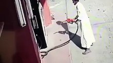بالفيديو .. يشعل النار متعمدًا في محطة للوقود