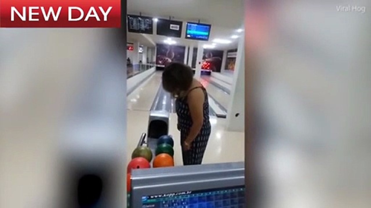 تلعب البولينغ في سقف القاعة .. فيديو كوميدي