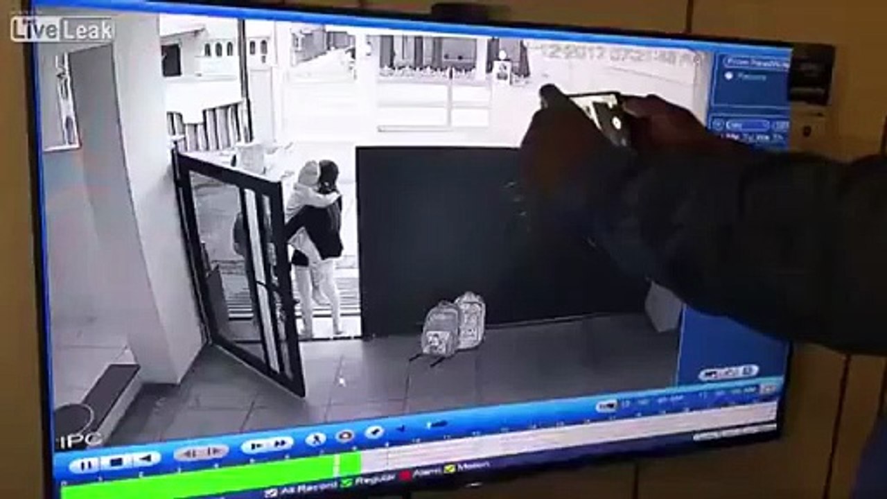 بالفيديو .. يختطف طفلًا من منزله بوجود أهله