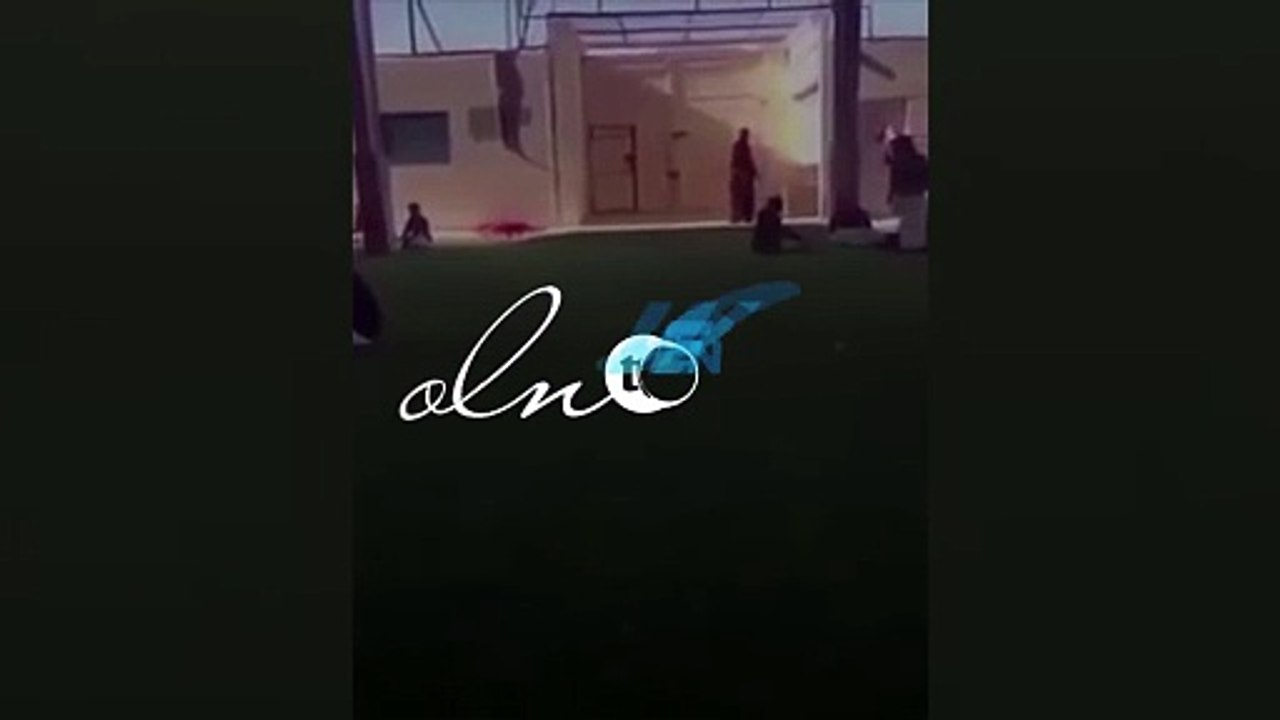 سيارة تصدم باب مدرسة والطلاب يهربون