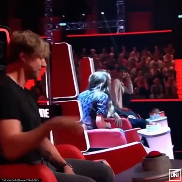 موقف محرج لمغنية شهيرة على الهواء مباشرة .. فيديو