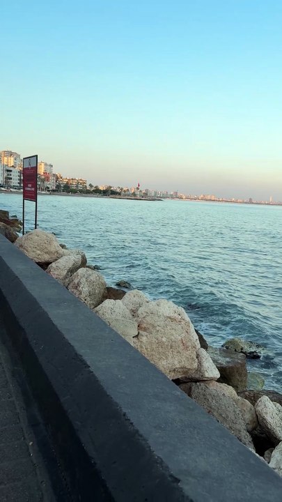 هدوء الصباح على شاطئ البحر مع صوت الأمواج الهادئة، لحظات صفاء وبداية يوم مليئة بالراحة والسكينة 🌅🌊